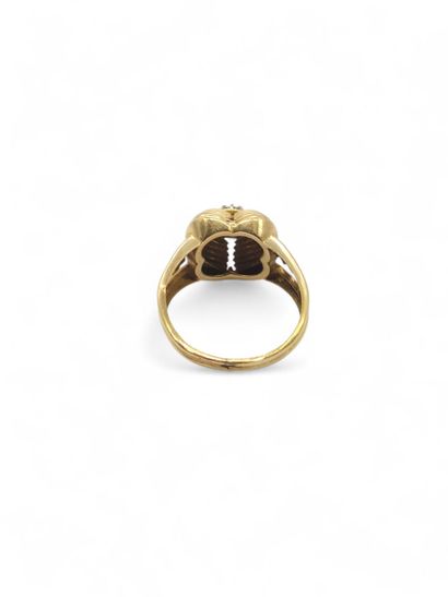 BAGUE en or gris 750° guilloché et chaton...