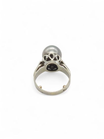 BAGUE en or gris 750° et platine 950° ornée...