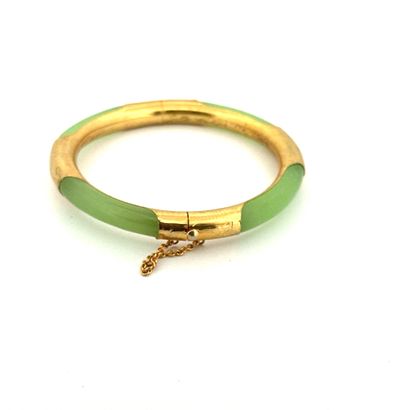 JADE BRACELET set in 750° yellow gold 
Weight:...