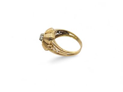 BAGUE en or gris 750° guilloché et chaton...