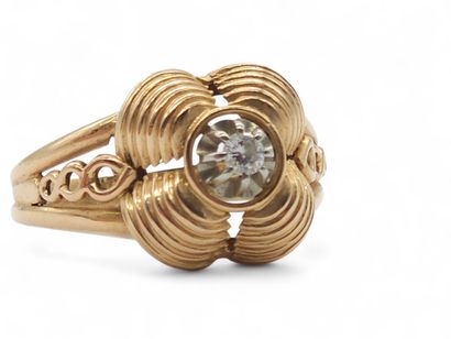 BAGUE en or gris 750° guilloché et chaton...