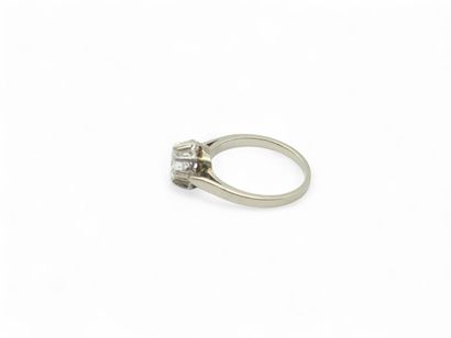 BAGUE solitaire en or gris 750° ornée d'un...