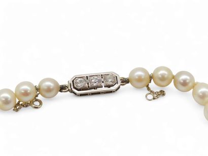 COLLIER de 57 perles de culture en chute,...