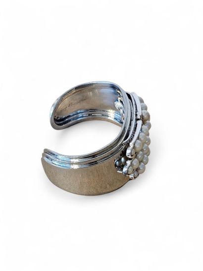 TRAVAIL Français 
Important bracelet rigide...