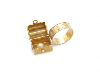 LOT D'OR 750° comprenant : 
Alliance guillochée...