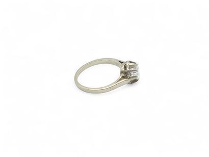 BAGUE solitaire en or gris 750° ornée d'un...