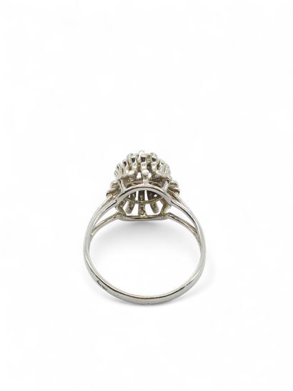 BAGUE en or gris 750° et platine 950° ornée...