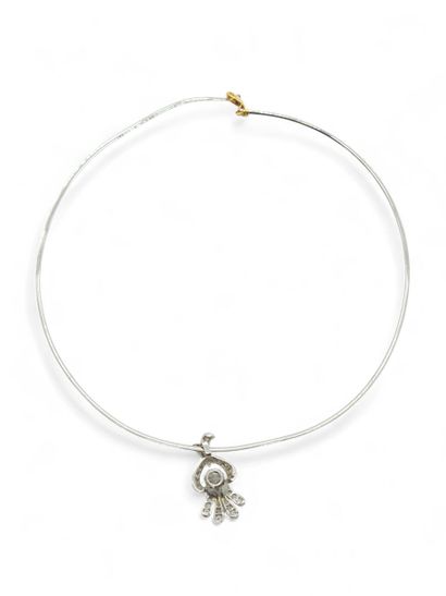 CHAINE en or gris 750° accompagnée d'un pendentif...