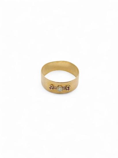 BAGUE jonc en or jaune 750° plat sertie d'un...