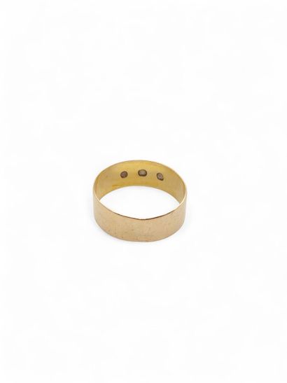 BAGUE jonc en or jaune 750° plat sertie d'un...