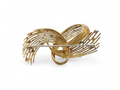 750° yellow gold openwork brooch decorated...