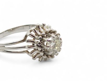 BAGUE en or gris 750° et platine 950° ornée...