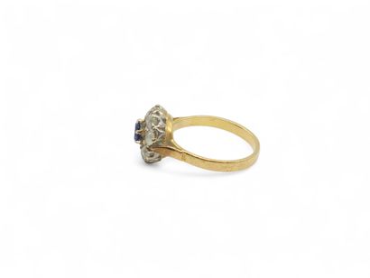 BAGUE marguerite en or deux tons 750° ornée...