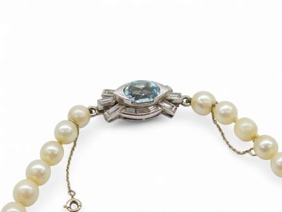 COLLIER DE 63 PERLES DE CULTURE en chute,...