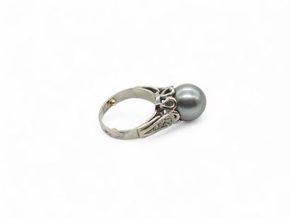 BAGUE en or gris 750° et platine 950° ornée...