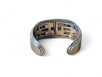 TRAVAIL Français 
Important bracelet rigide...