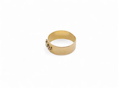 BAGUE jonc en or jaune 750° plat sertie d'un...