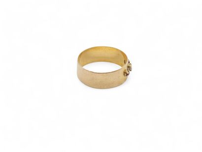 BAGUE jonc en or jaune 750° plat sertie d'un...