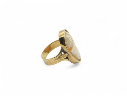 BAGUE en or jaune 750° ornée d'un camée coquille...