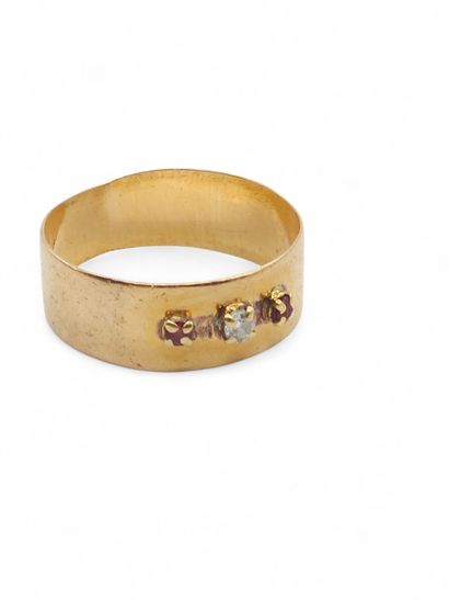 BAGUE jonc en or jaune 750° plat sertie d'un...