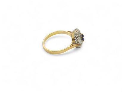 BAGUE marguerite en or deux tons 750° ornée...