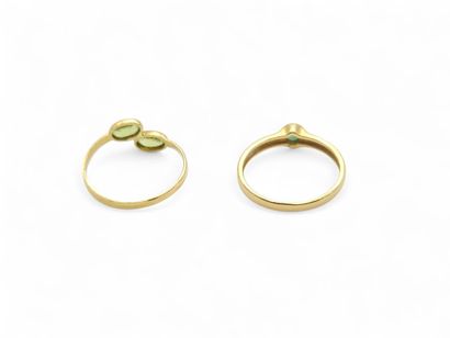 DEUX bagues de petit doigt en or jaune 750°...