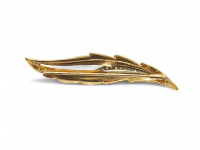 TRAVAIL FRANCAIS 
Broche en or deux tons...