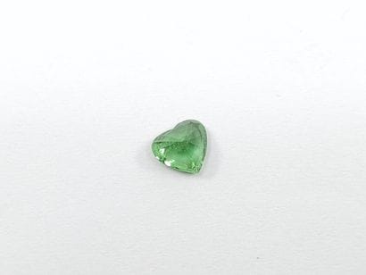 GRENAT tsavorite green en forme de cœur,...