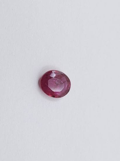 RUBIS pinkish red	 de forme ovale, Madagascar	,...