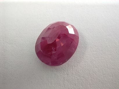 RUBIS rouge ovale, 	Madagascar, 6.94 carats
Dim...
