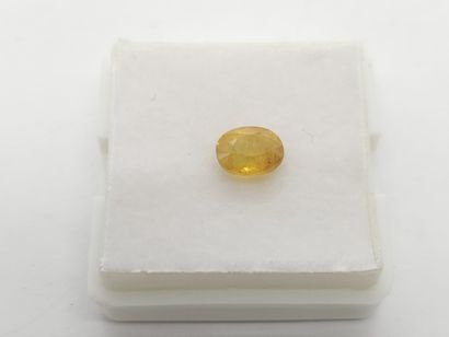 SAPHIR greenish yellow , ovale , Madagascar...