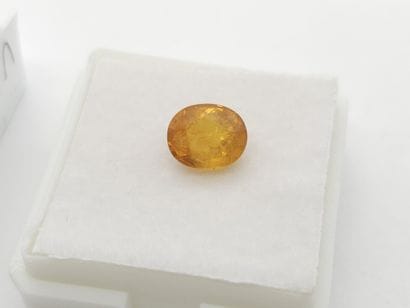 SAPHIR yellow , ovale , Thailand , 1,96 Carats,...