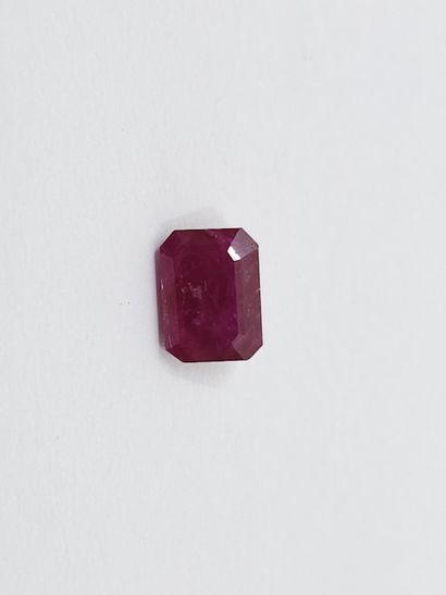 RUBIS pinkish red	 de taille émeraude, Madagascar	,...