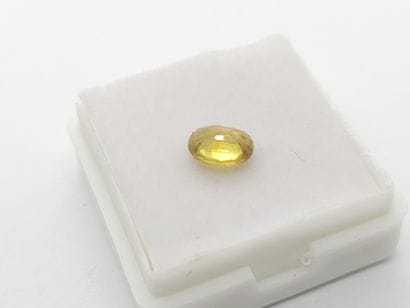 SAPHIR greenish yellow , ovale , Madagascar...