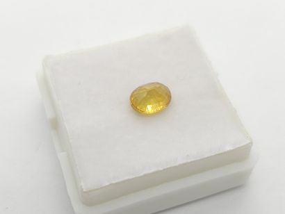 SAPHIR greenish yellow , ovale , Madagascar...