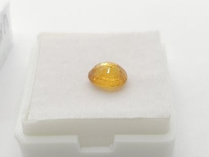 SAPHIR yellow , ovale , Thailand , 1,96 Carats,...