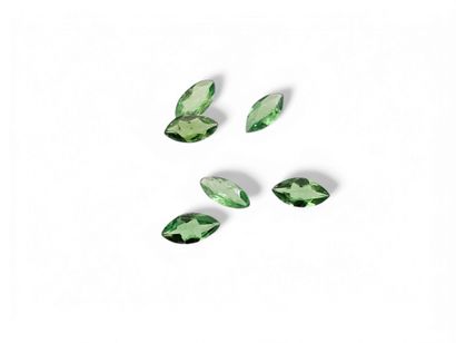 SIX marquise-cut VS green tsavorite GRENATS,...