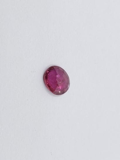 RUBIS pinkish red	 de forme ovale, Madagascar	,...