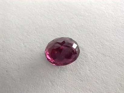 GRENAT purplish pink rhodolite oval, Madagascar...