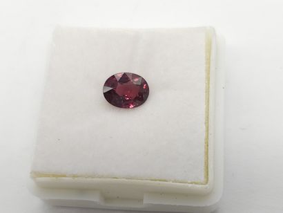 GRENAT purplish pink rhodolite , oval , Madagascar...