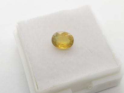 SAPHIR greenish yellow , ovale , Madagascar...