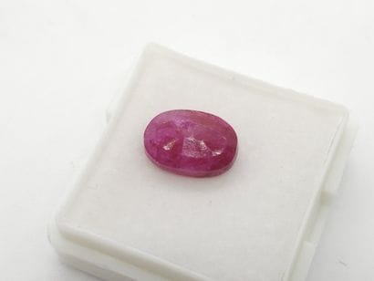RUBIS Burma , ovale , Birmanie , 3,60 carats...