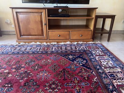 MEUBLE DE TELEVISION ouvrant par un vantail...