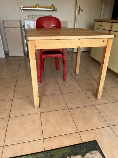 TABLE en bois blanc et deux chaises en plastique...