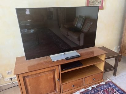 SHARP AQUOS
Téléviseur et télécommande 
Dim...