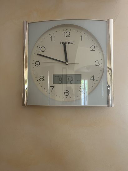 ENSEMBLE DE BIBELOTS comprenant :
Une pendule...