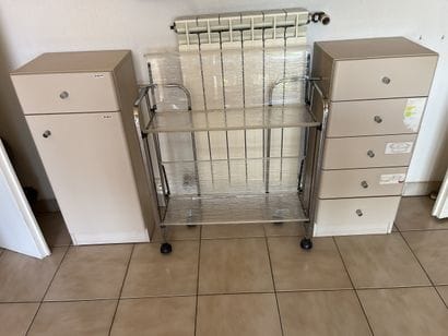 TABLE en bois blanc et deux chaises en plastique...