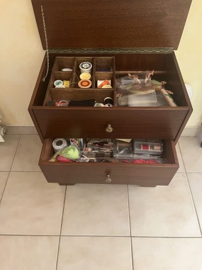 ENSEMBLE DE BIBELOTS comprenant :
Une pendule...