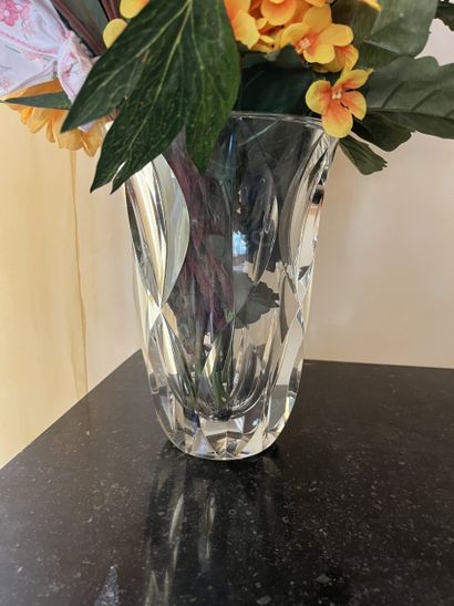 SAINT LOUIS
Deux vases en cristal taillé,...