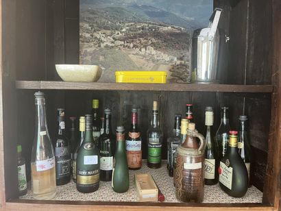 DANS LA BONNETIERE 
Ensemble d'alcools et...